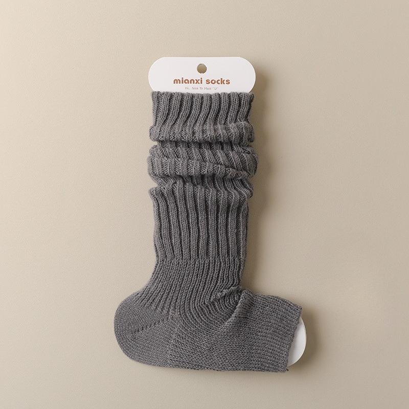 

Серые гольфы до икры для женской осени и зимы стройнят, согревают и не сползают.. Чехлы для ботфортов 1 pair темно-серого