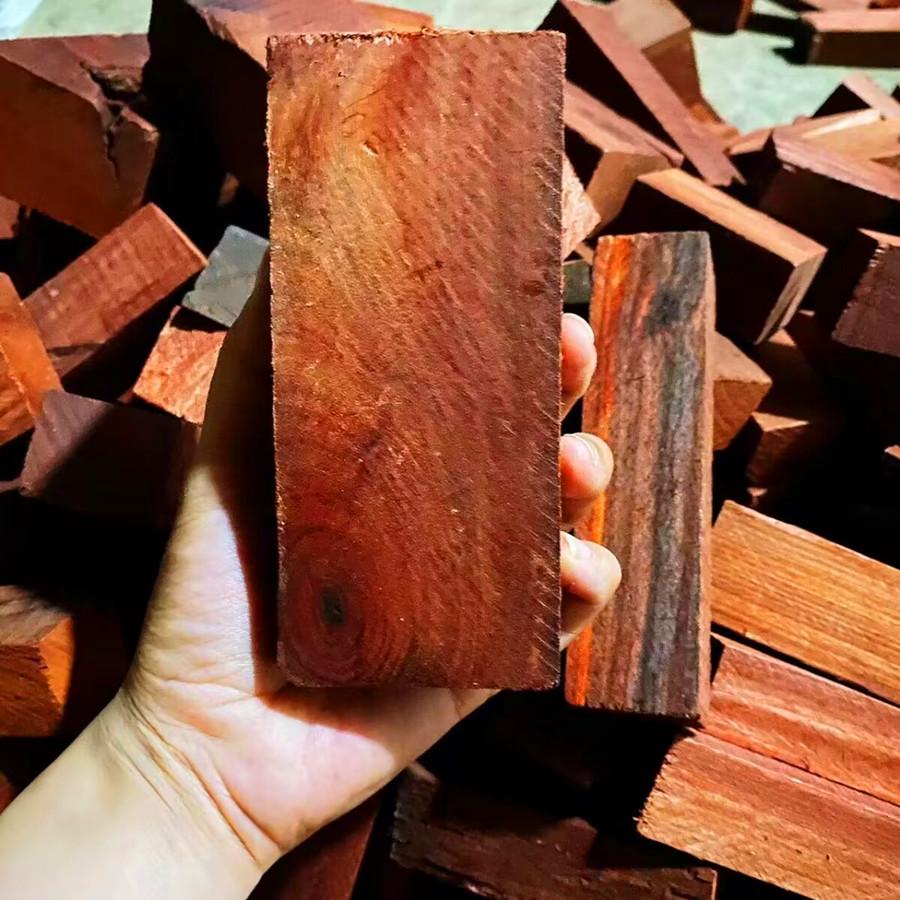 Šperk do vlasů z palisandru a červeného santalového dřeva Dřevěné odřezky pro výrobu korálků