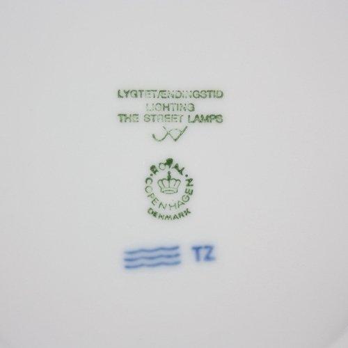 1996 Royal Copenhagen Year Plate "Lighting the Street Lamp" [Parallel Import]
