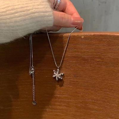 Collier de pull flocon de neige indéformable pour femme, nouveau style, design de niche léger et luxueux, chaîne de clavicule haut de gamme pour l'automne et l'hiver