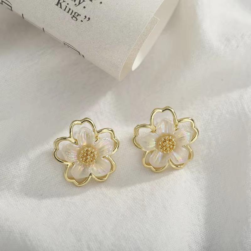 Cute Small White Flower Earrings for Women Party Golden Acrylic Plant Floral Stud Earrings Wedding Party Elegant Korean Jewelry