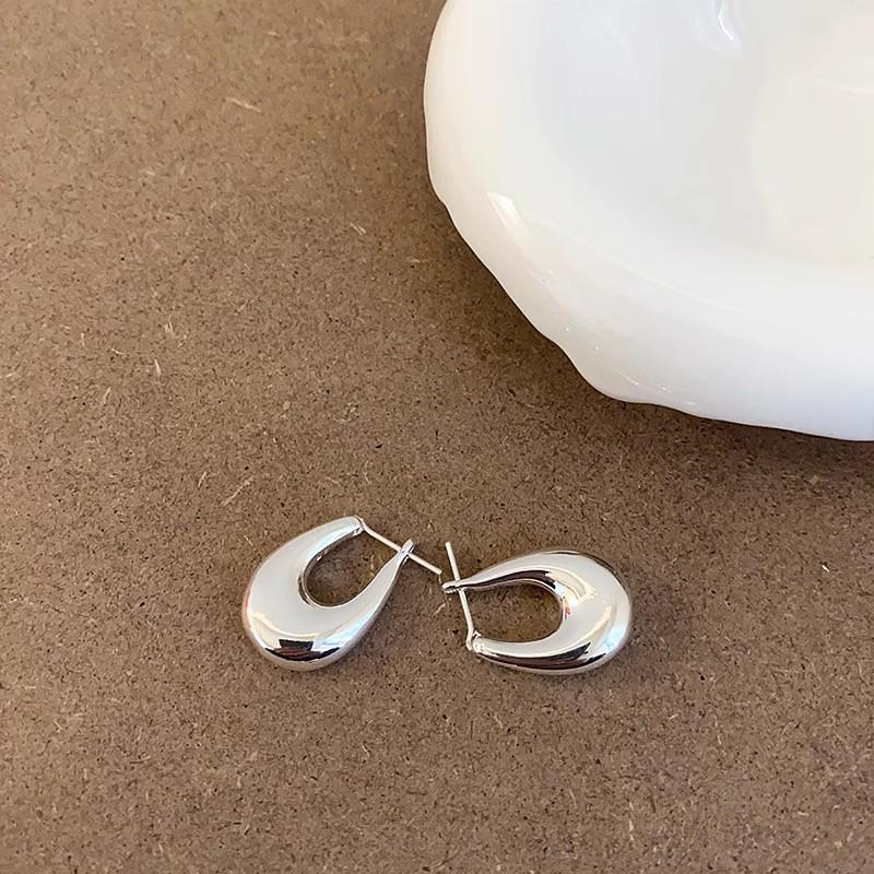 

Элегантные серьги-кольца с подвесками в виде капель: Универсальное и неподвластное времени заявление о высокой моде