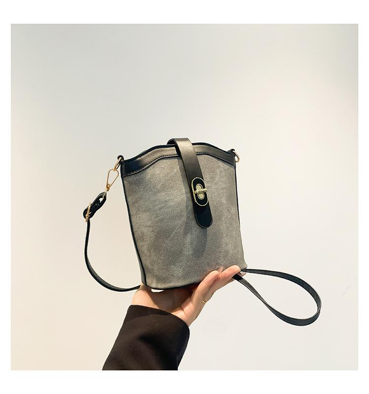 

Fashion contrasting color turn lock retro bucket bag women s 2025 new spring fashion niche splicing shoulder messenger bag светло-серый