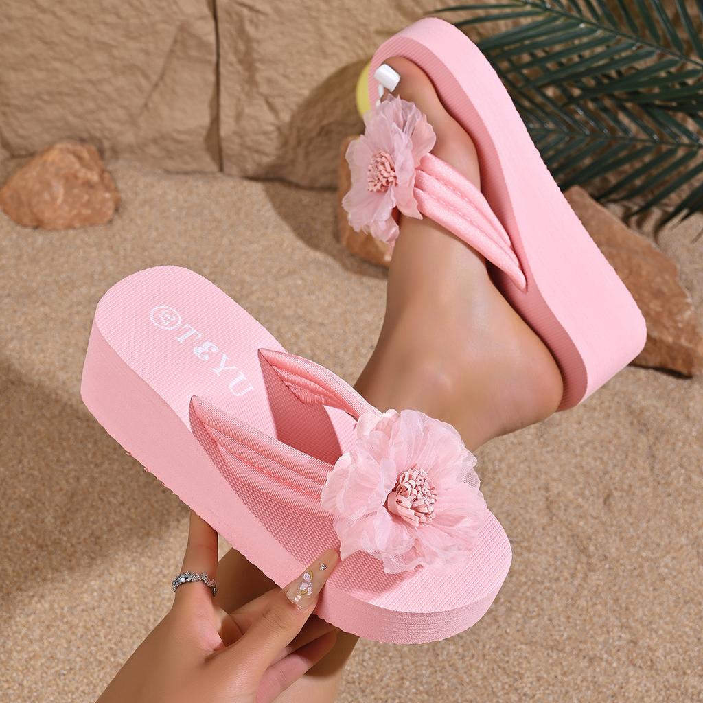 New Style Studded Platform Women's Shoes with Anti-slip Rubber Soles - Beach Slippers