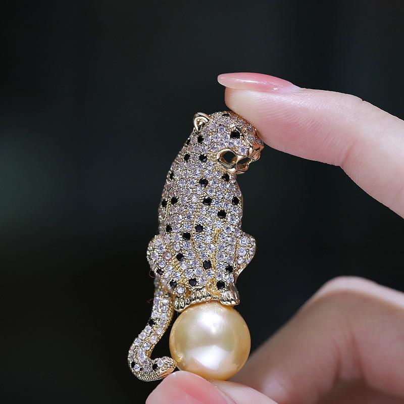 Elegant Leopard Brooch with Shell Pearl and Copper Zircon for Men - Ideal Christmas Gift