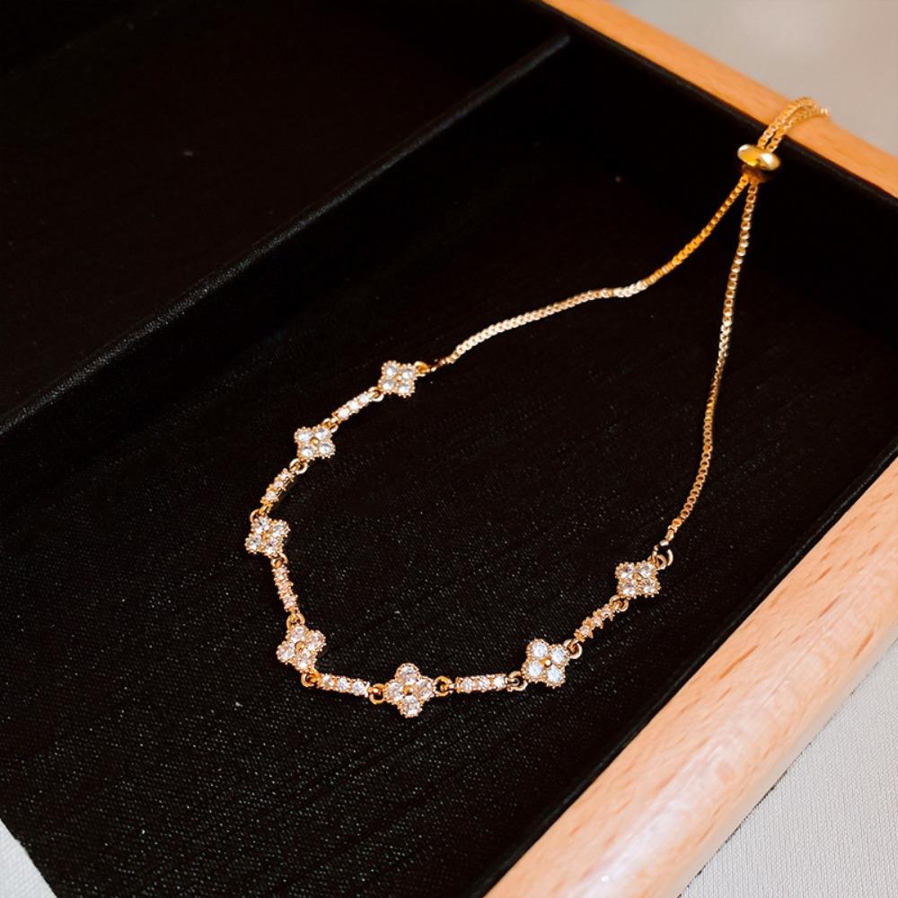 High-end Lucky Four-leaf Clover Bracelet Light Luxury High-end Temperament Hand Jewelry Fashion Design Jewelry