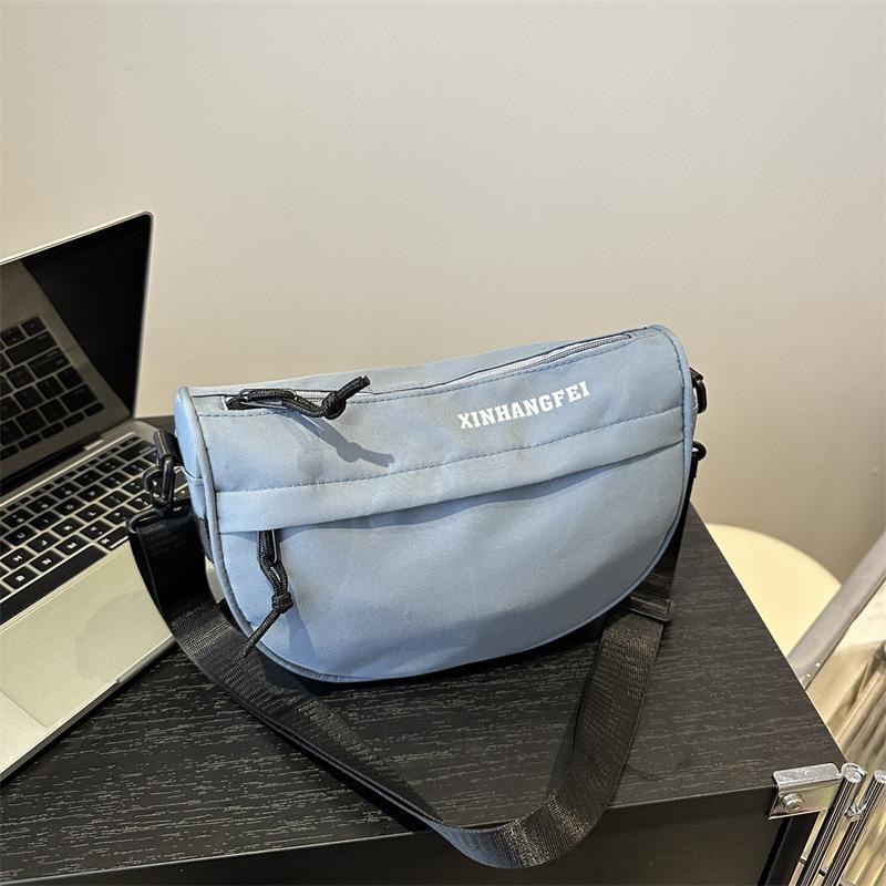 

Niche lightweight bag women s 2025 new popular versatile texture messenger bag casual sports dumpling bag shoulder bag синий