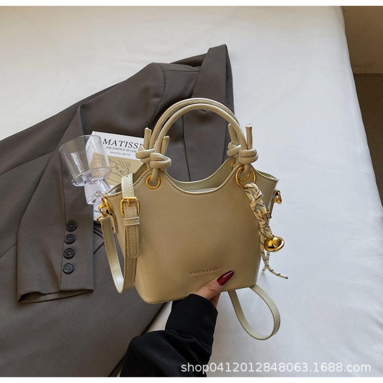 

Trend niche design casual hand carry messenger bag bucket bag women s 2025 spring new fashion small bag зелёный