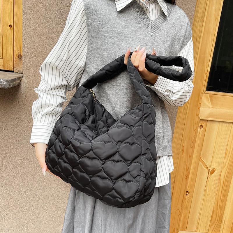 Einzigartige, plissierte Cloud-Tragetasche für Damen im trendigen Streetstyle, erhältlich in Schwarz, Braun, Weiß und Khaki