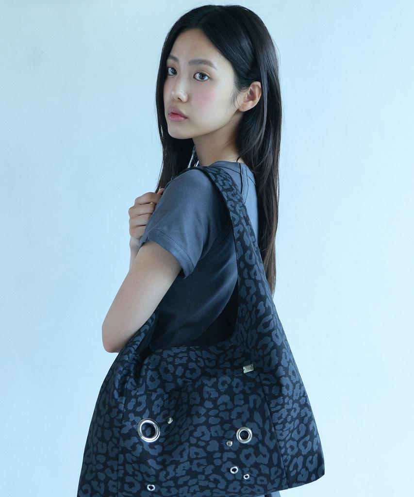 Oart Eyelet Hobo Bag [Black Leopard]