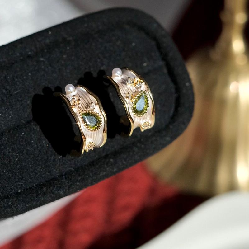 C-shaped Retro Palace Style Ear Clip for Women - No Piercing Needed