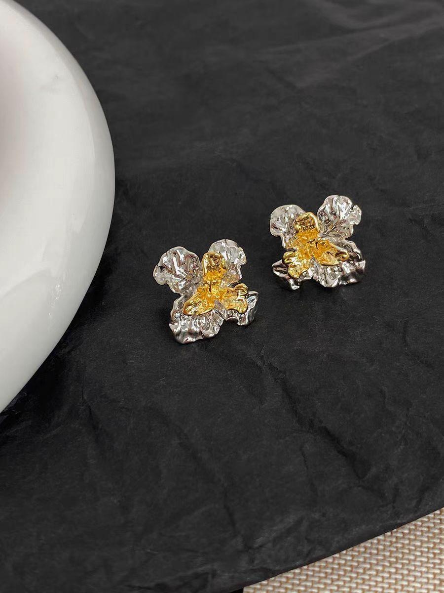 

Rice jewelry] gray-edged gold-orange high-end flower stud earrings, white niche earrings in summer, daily versatile decoration
