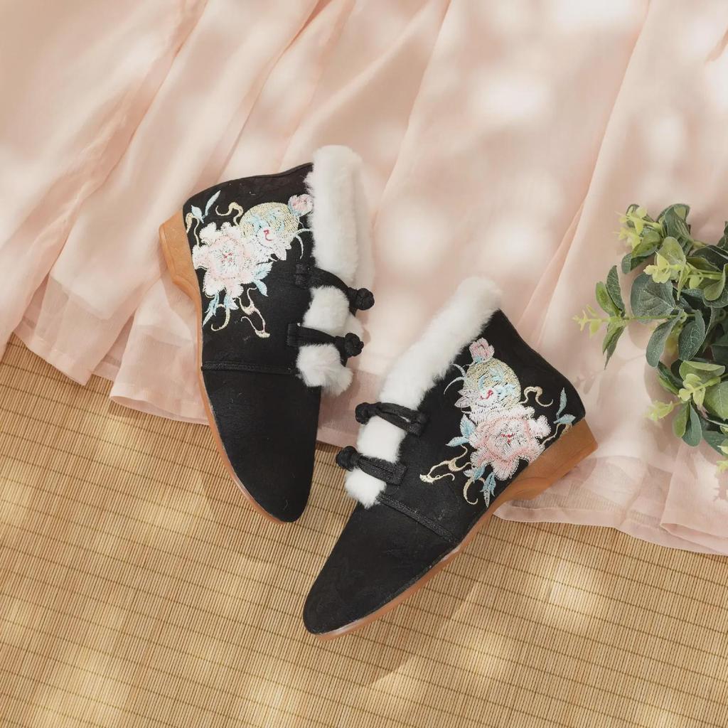 [Laurel Rabbit] Embroidered Hanfu Cloth Shoes - Elegant Ancient Style with Winter Velvet Lining