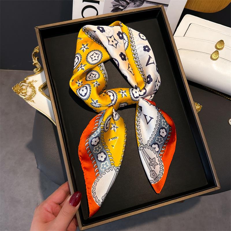 Retro Style Niche Small Square Scarf Simulation Silk Silk Scarf Headscarf Women'S Spring And Summer Scarf Printed Neck Protection Scarf Scarf