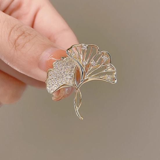 Women Brooch High-Gloss Rhinestone Inlay Sparkling Ginkgo Leaf Design Lapel Pin Non-Slip Buckle Scarf Badge Clothing Bags Accessories