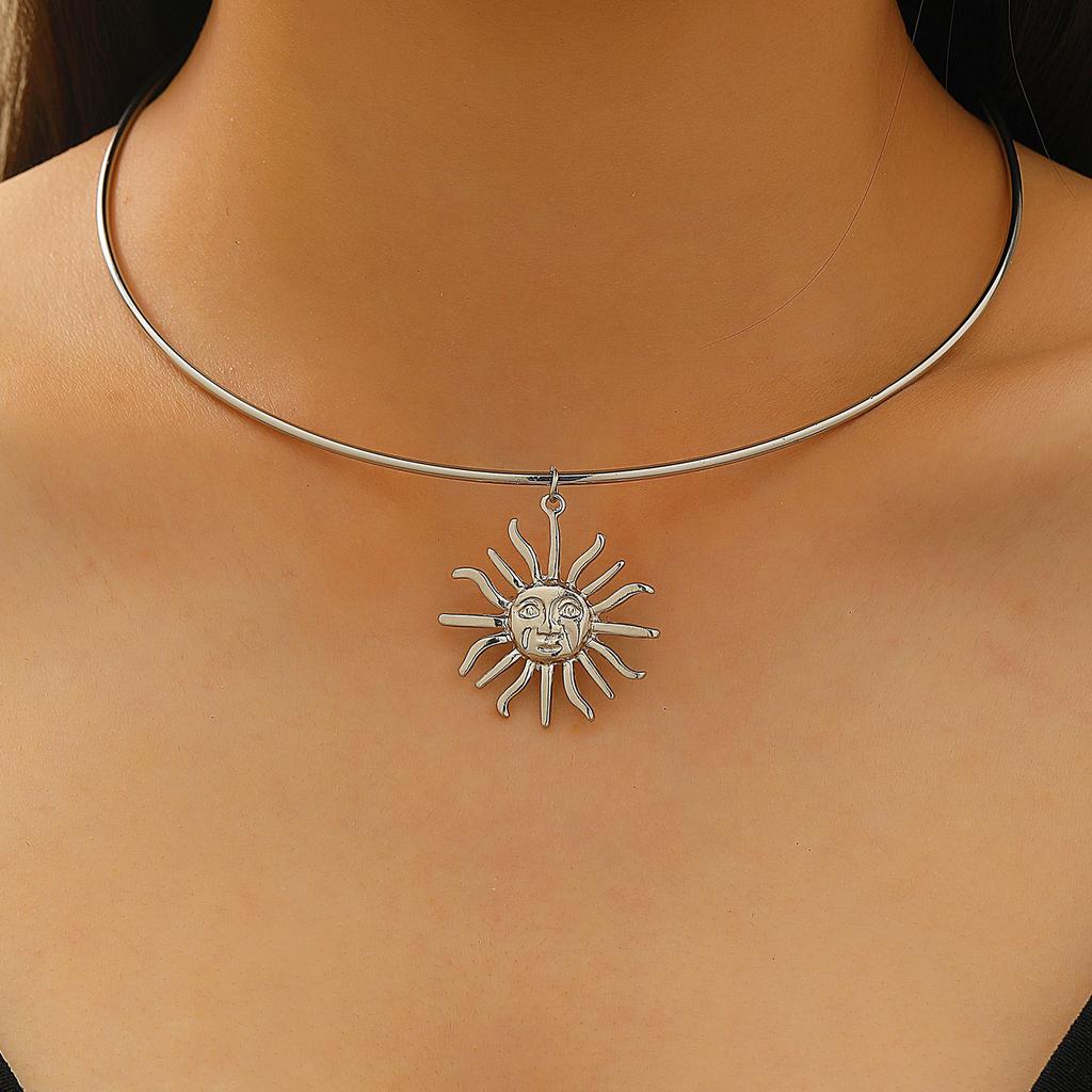 European and American Cross-border Fashion Sunflower Flame Pendant Necklace Jewelry Light Luxury Creative Niche Stacking Wearing Sun Collarbone Chain
