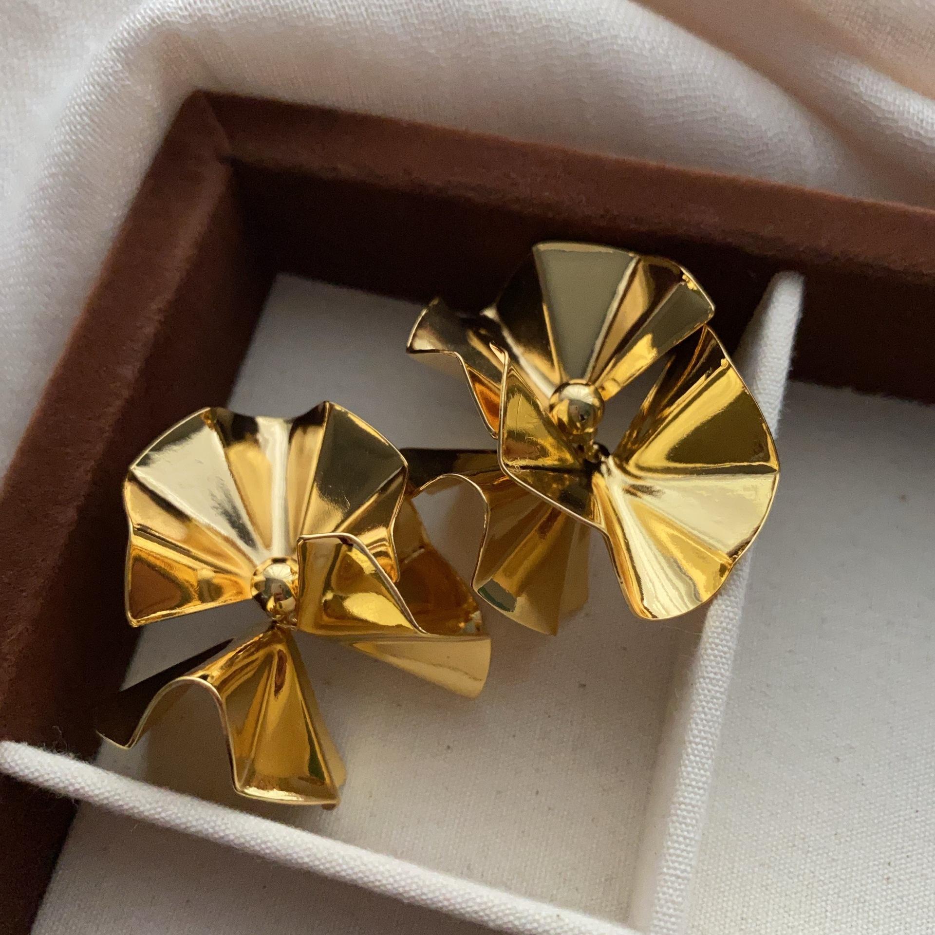 

Three-Dimensional Metal Folding Earrings, Stud Earrings, Artistic Personality Retro Light Luxury Fashion Simple Three-Dimensional Niche High-End