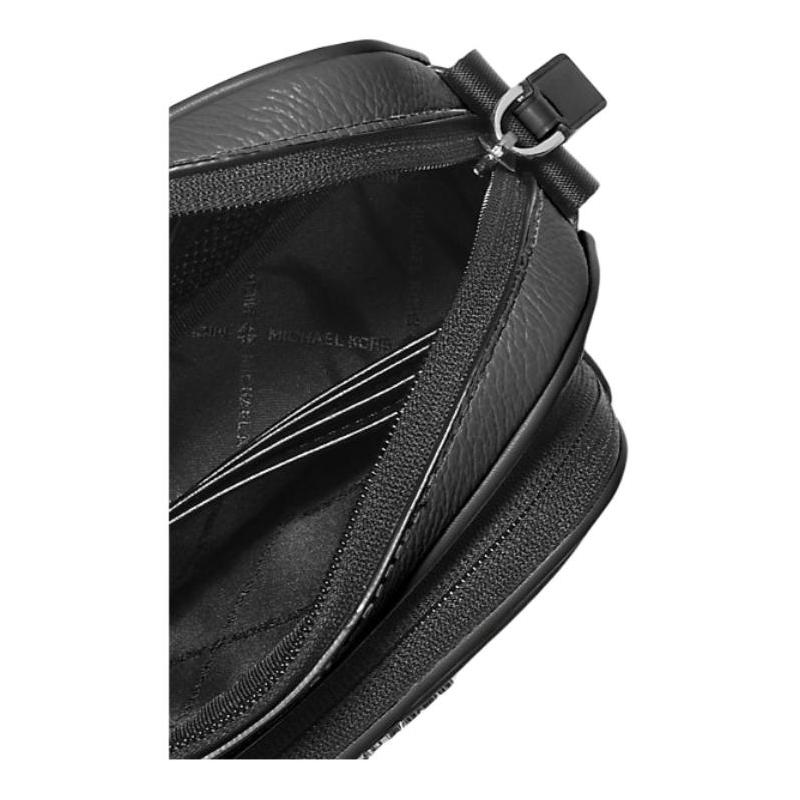 Michael Kors COOPER Borsa a tracolla in pelle con finitura martellata Argento Accessori Uomo Nero