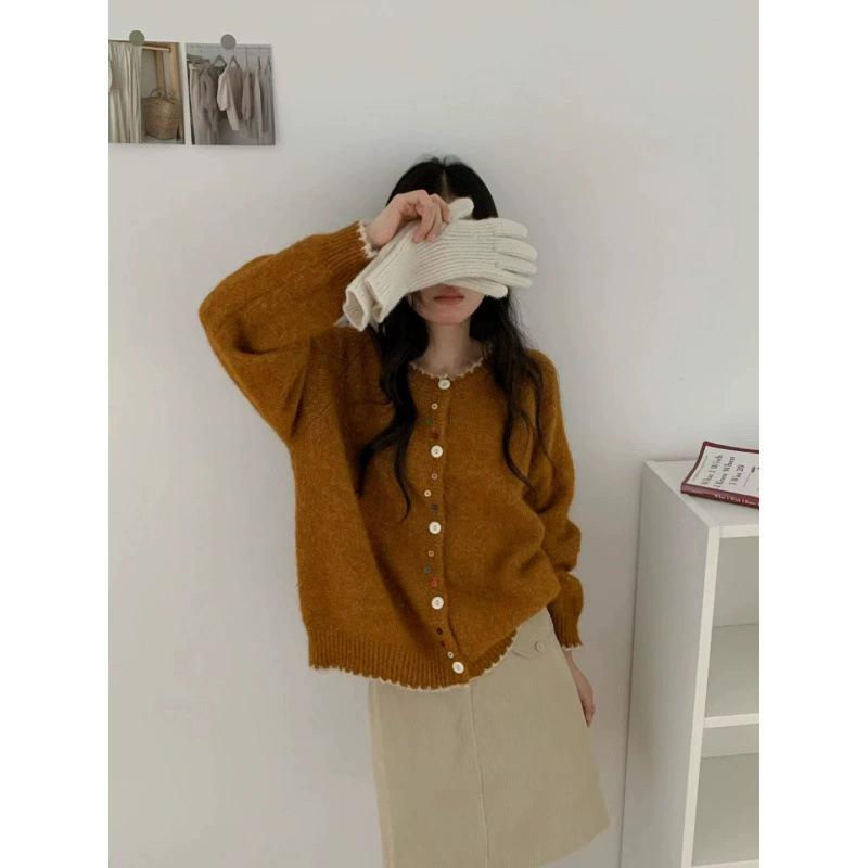 

Женский кардиган из мягкого трикотажа с круглым вырезом в корейском стиле на осень 2025 года с разноцветными пуговицами – универсальное, модное и милое пальто-свитер. One Size красный/оранжевый