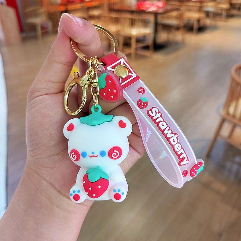 

Очаровательный брелок в виде мультяшного медвежонка с клубникой, милый парный шарм для рюкзака, модный аксессуар для ключей, кольцо Hug