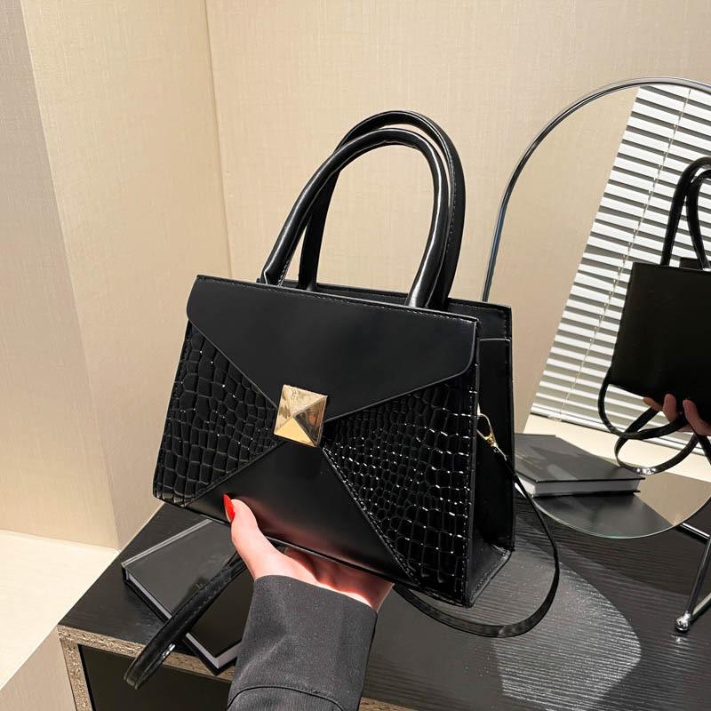 Fashion niche design shoulder messenger bag 2025 new retro large-capacity commuter bag casual texture small square bag