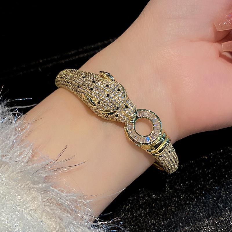 European and American new fashionable classic atmospheric bracelet, classic style of snake bracelet