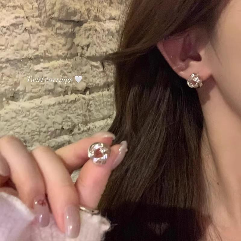 Cercei stud Ochi de Pisică Acul de Argint: Set de îngrijire pentru piercingul urechii din șase piese cu design cartilaj fără somn pentru femei.