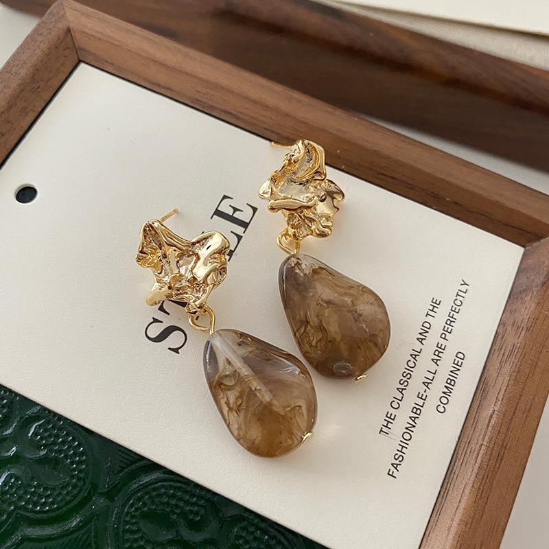 

Осенние и зимние кофейные серьги Модные ретро-темпераментные серьги из смолы Майяра Ретро-стиль Гонконга Нестандартные длинные серьги