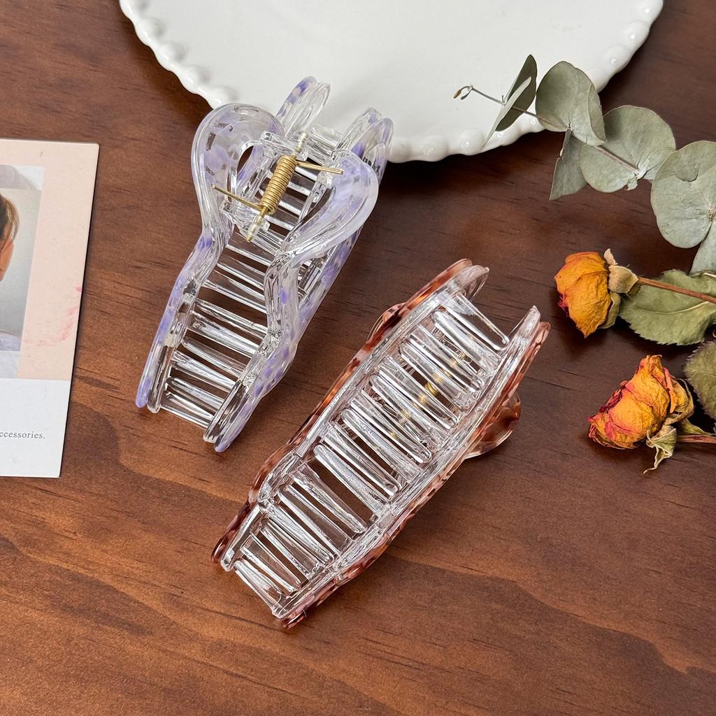 Trendigt hjärtformat hårklämma i blommigt akryl för stilfulla uppsättningar