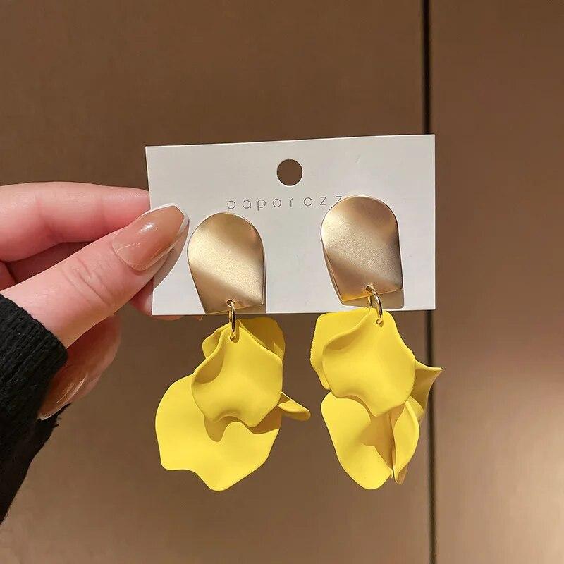 Kolorowe kolczyki z płatkami róż dla kobiet dziewczynki osobowość proste zwisające kolczyki wesele biżuteria do uszu