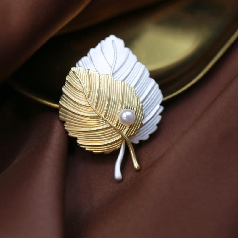 

Fashionable Maple Leaf Brooch for Women, Korean Retro Creative Corsage, Two-color Leaf Anti-glare Pin
