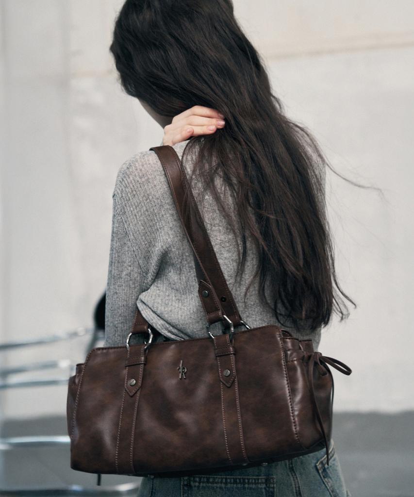 Leathery Duffle Leather Shoulder Bag [Black]