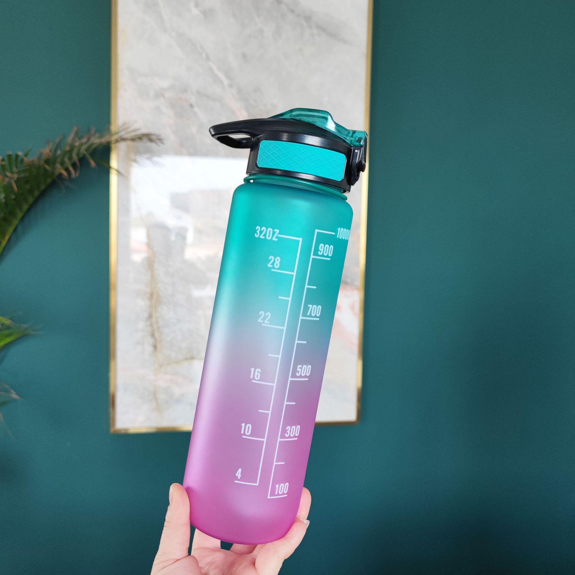 

Градиентный матовый пластиковый стакан с крышкой-поп-ап и ручкой для женщин и студентов 1000ML