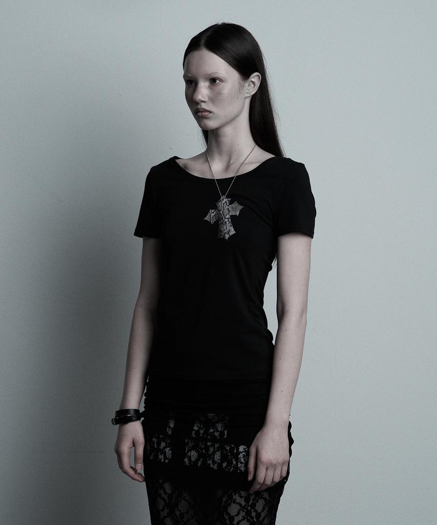 ILLIO Black-Python Cross Necklace T-Shirt