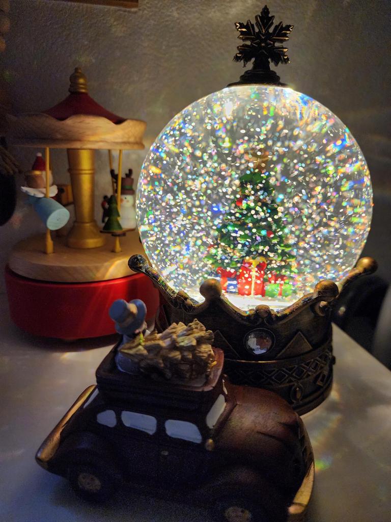 Minami Boeki Weihnachtsbaum-Schneekugel im Antik-Stil mit Spieluhr, USB- oder AA-Batteriebetrieben (Krone)