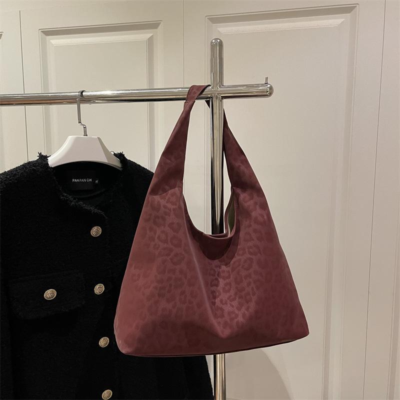 Einfache Textur trendige Damen-Tragetasche Herbst und Winter neue Tasche Mode lässige Persönlichkeit Schultertasche