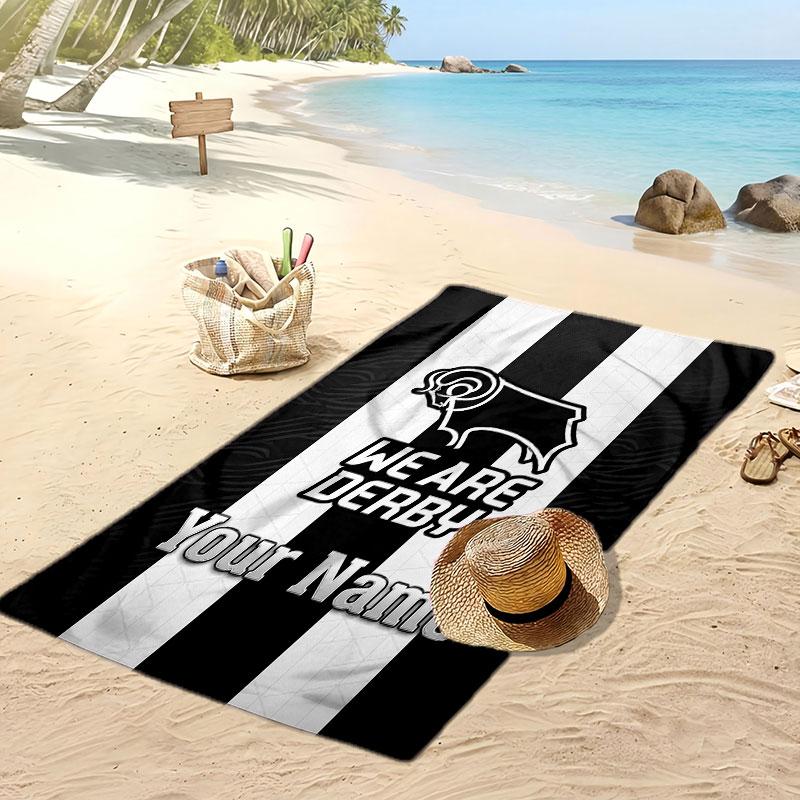 Derby County Gepersonaliseerde Bedrukte Strandlaken Voetbal Logo Steun Aangepaste Naam Tekst Absorberend Handdoek Voor Sport Reizen Speciaal Cadeau