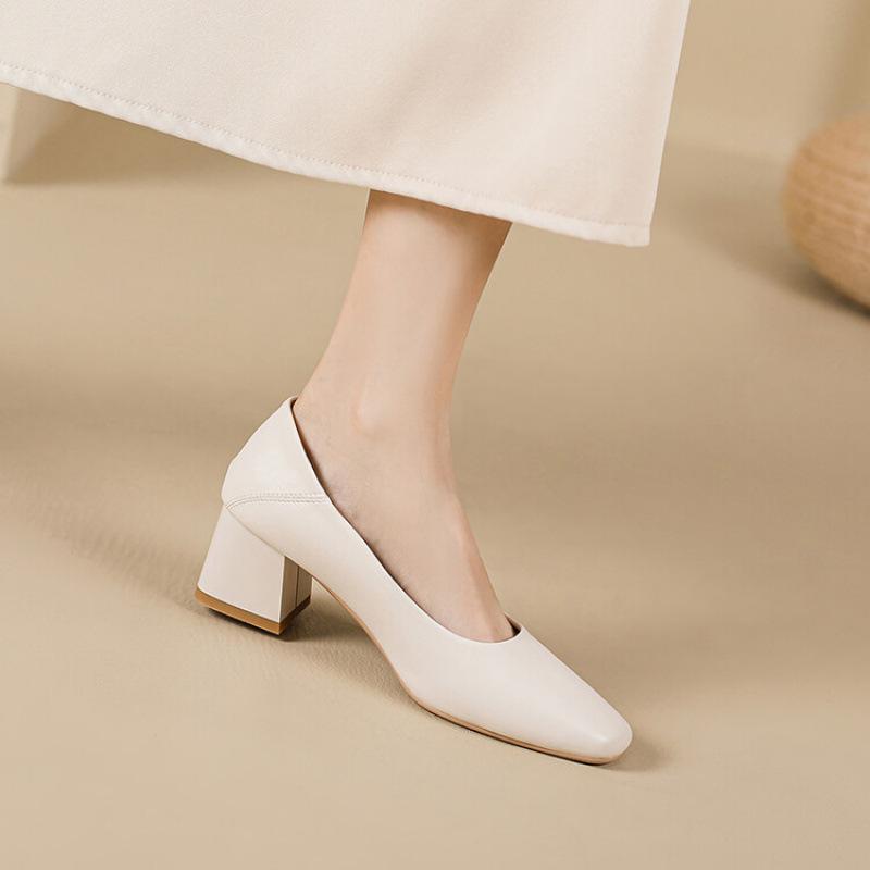 

New foot cover round head small leather shoes solid color rubber sole large size square heel low top one pedal light mouth medium heel single shoes 39