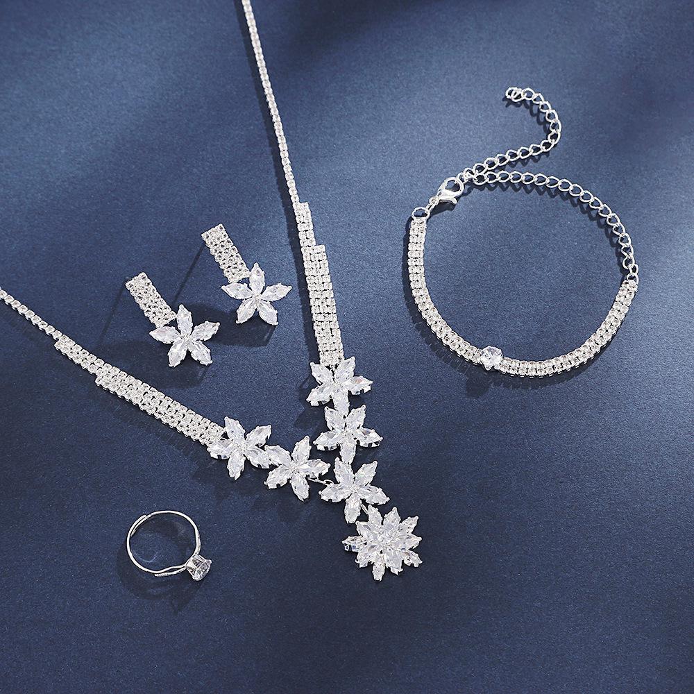 Новый набор свадебных украшений: Сверкающее ожерелье и серьги с фианитами серебряный