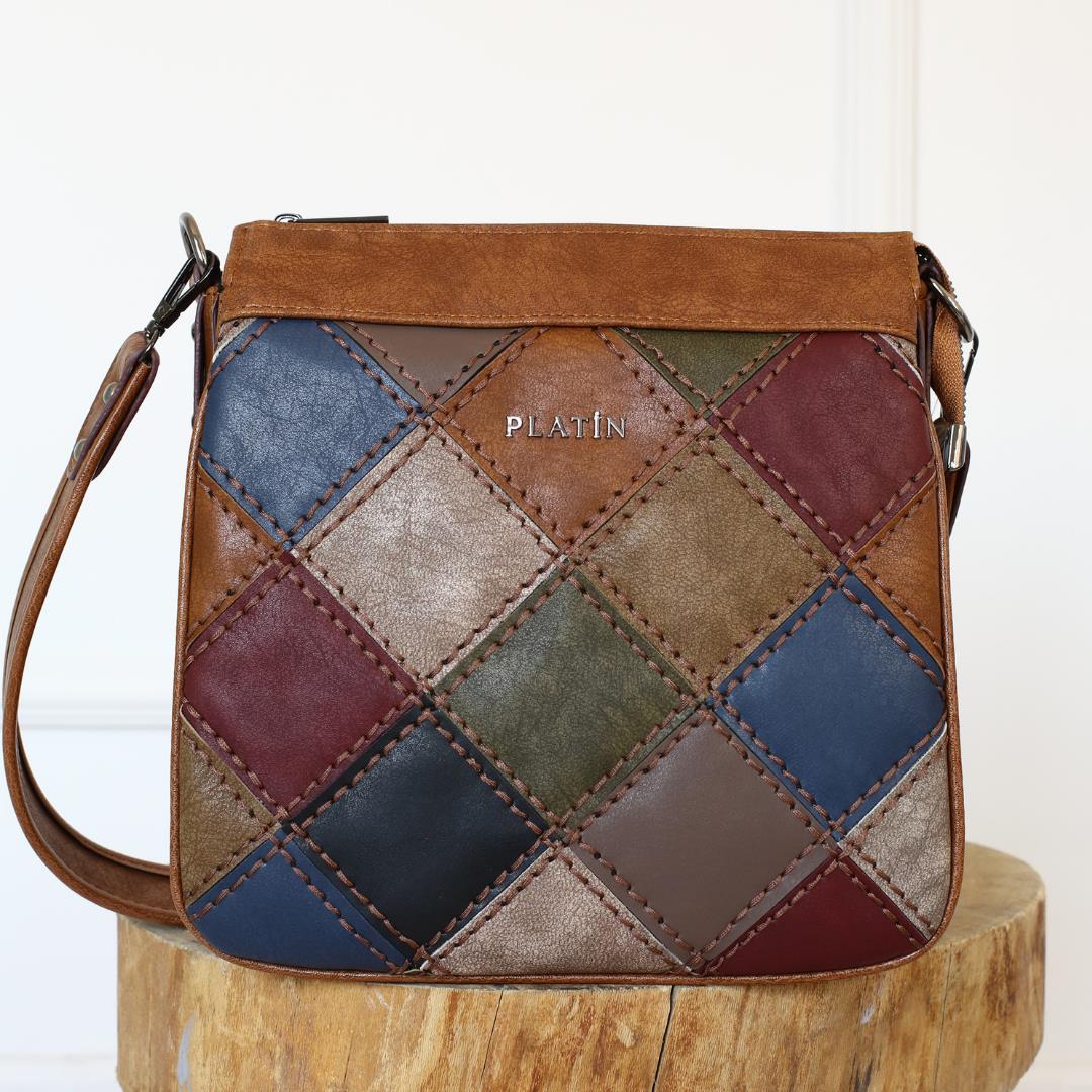 

Женская повседневная модель со стильной сумкой