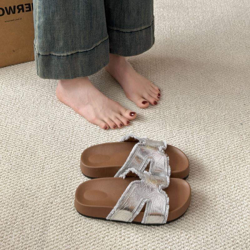 

New Flat Casual and Versatile Women s Shoes with Thick Soles Beach One-shoulder Sandals and Slippers 35 срібний