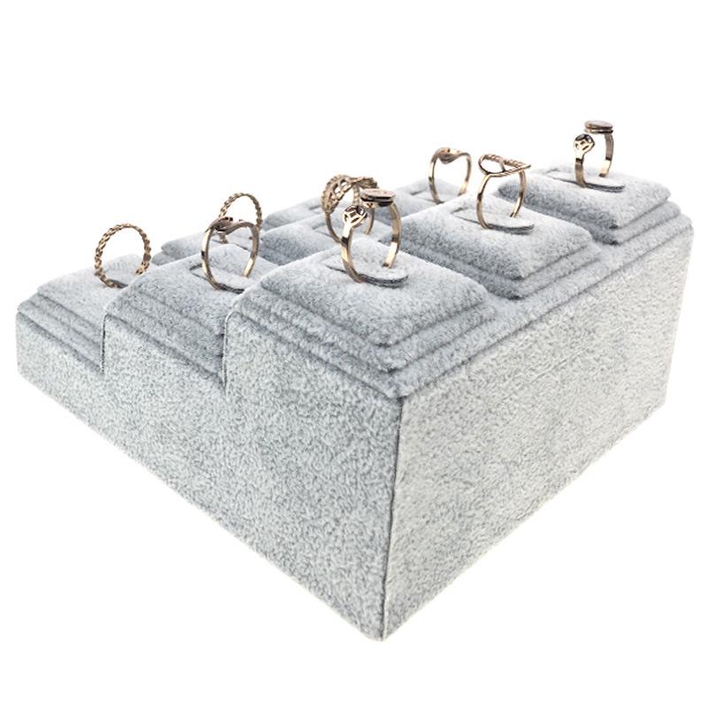 Suport de Expunere Bijuterii din Catifea pentru Inele & Brățări - Formă Trapezoidală cu Accente Aurii și Argintii