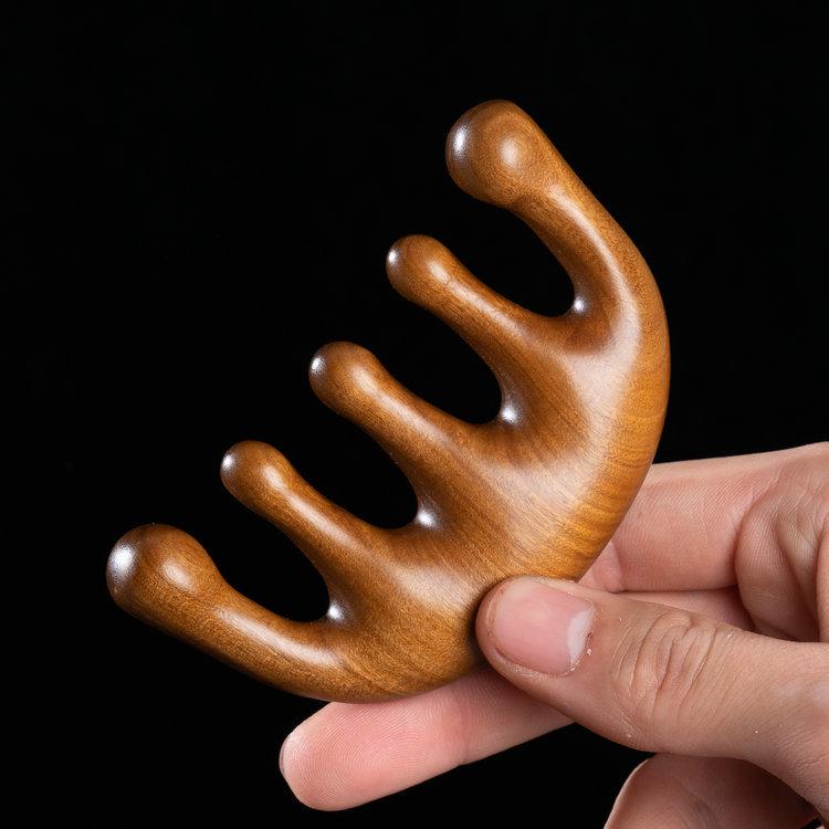 

Массажная расческа из золотого сандала - Широкие зубья для облегчения состояния головы, шеи и меридианов