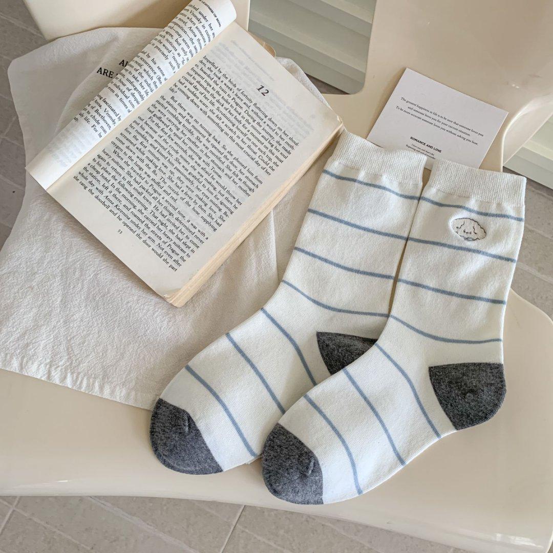

Female Autumn and Winter Striped Cartoon Embroidered Puppy Polka Dot Wooden Ear Trimmed Bow Mid Tube Pile Socks 1 pair