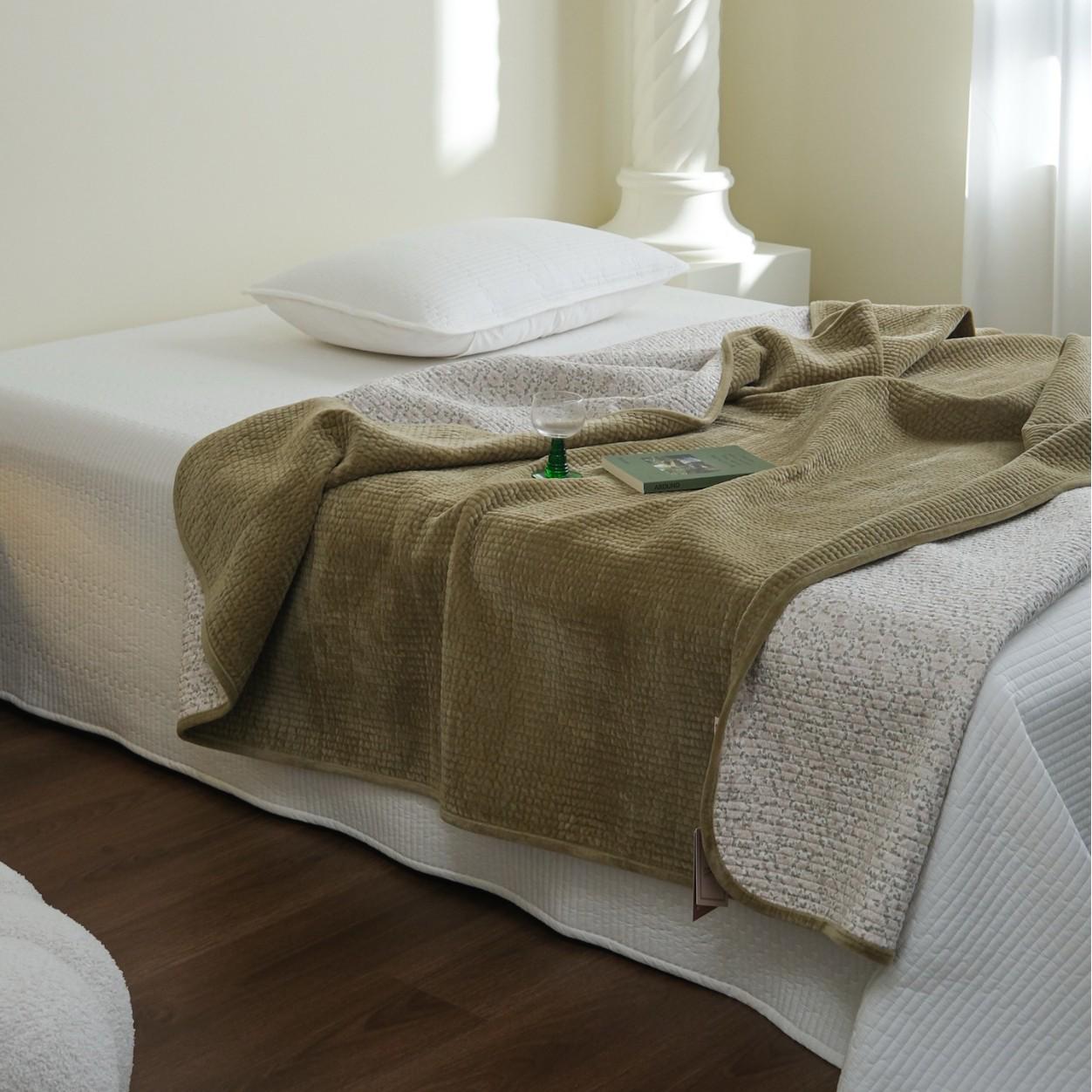 

Cozy Cotton & Fleece Bedspread Set: Skin-Friendly Autumn/Winter Three-Piece for Tatami or Baby Bedding 200x220cm Bedspread Only