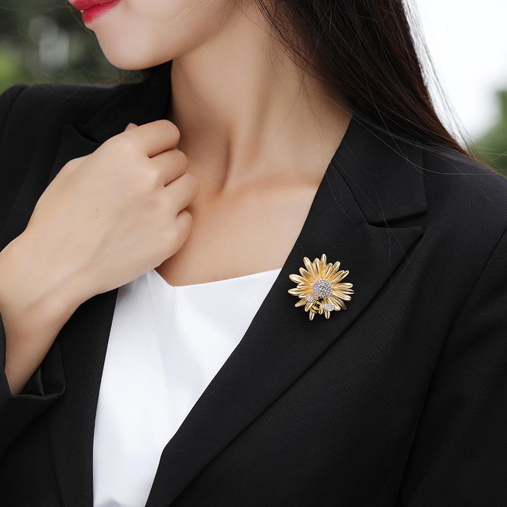 Dilly Snow Versatile Daisy Bee Brooch: Creative Corsage Pin for Coats