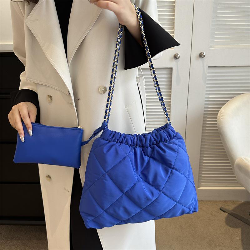 

Diamond plaid mother bag foreign simple fashion pleated chain shoulder bag women s 2025 autumn and winter new versatile women s bag синий
