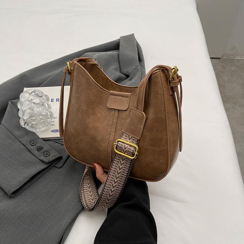 

Жіноча сумка через плече. Шкіряна сумка через плече хакі