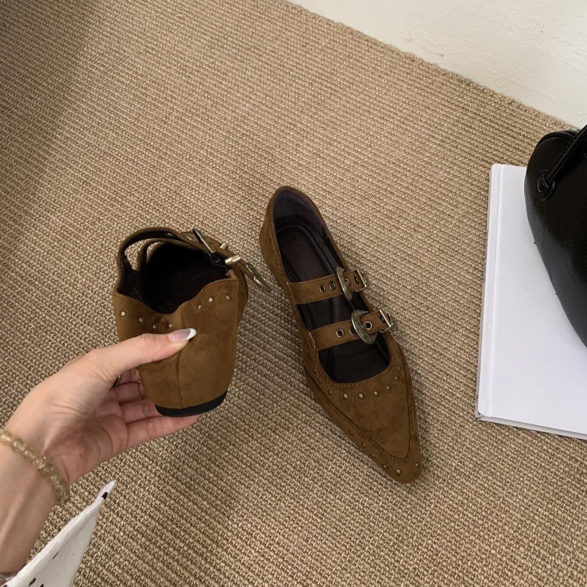 

Design sense retro pointed head shallow mouth inner height increase single shoes women s autumn 2025 new French evening wind Mary Jane shoes 40