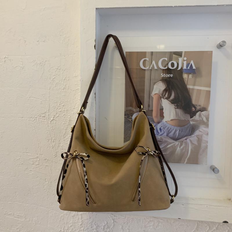 

2025 autumn new women s portable commuter shoulder bag casual large capacity retro high value double shoulder tote bag